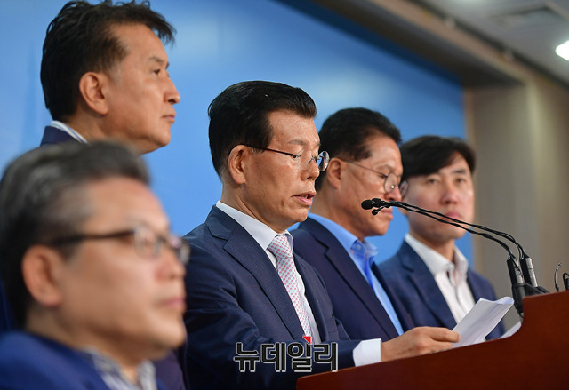 ▲ 정중규 전국장애인위원장, 김영환 당대표 후보, 장영하 '성남판 적폐인물 이재명·은수미 진실은폐 진상조사위원회(성남적폐청산위)' 위원장, 정운천 의원, 하태경 의원(왼쪽부터)이 23일 국회 정론관에서 기자회견을 열고 