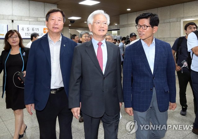 ▲ 허위사실을 주장해 문재인 대통령의 명예를 훼손한 혐의로 기소된 고영주 전 방송문화진흥위원회 이사장(가운데)이 23일 오전 서울중앙지법에서 열린 1심 선고 공판에서 무죄를 선고받고 법원 청사를 나서며 취재진 질문에 답하고 있다. 오른쪽은 김문수 전 경기도지사. ⓒ 연합뉴스