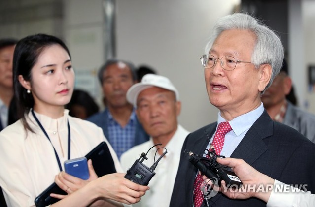 ▲ 허위사실을 주장해 문재인 대통령의 명예를 훼손한 혐의로 기소된 고영주 전 방송문화진흥위원회 이사장이 23일 오전 서울중앙지법에서 열린 1심 선고 공판에서 무죄를 선고받고 법원 청사를 나서며 취재진 질문에 답하고 있다. ⓒ 연합뉴스