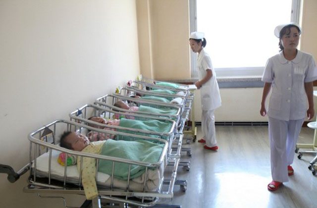 ▲ 북한 산부인과의 신생아실 모습. 북한도 출산율이 떨어지고 있다고 한다. ⓒ뉴시스. 무단전재 및 재배포 금지.