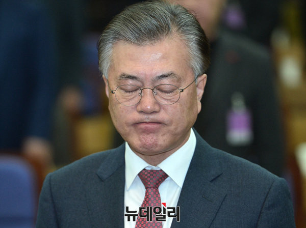 ▲ 문재인 대통령이 눈을 감은 모습. ⓒ뉴데일리 DB