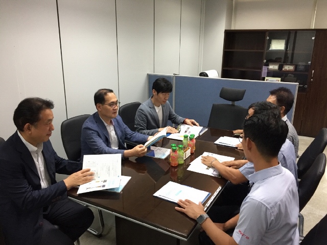 ▲ 김종식 환동해미래전략본부장은 23일 2018년 유망강소기업에 지정된 기업 현장을 방문해 애로사항을 청취하고 근로자를 격려했다.ⓒ포항시