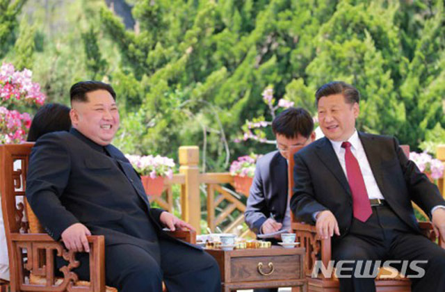 ▲ 김정은과 시진핑 中국가주석의 회담 모습. 최근 北평양에서는 시진핑의 방북소식이 알려지자 반중감정이 거세지고 있다고 한다. ⓒ뉴시스. 무단전재 및 재배포 금지.