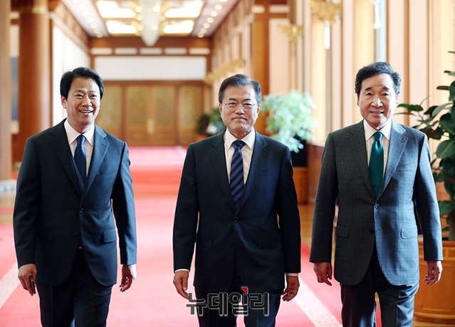 ▲ (왼쪽부터) 임종석 대통령비서실장과 문재인 대통령, 이낙연 국무총리. ⓒ뉴데일리 DB