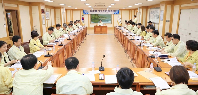 ▲ 수성구 재난안전 관련부서에서 태풍 ‘솔릭’ 대비 긴급대책회의를 실시, 상황 점검을 하고 있다.ⓒ수성구청