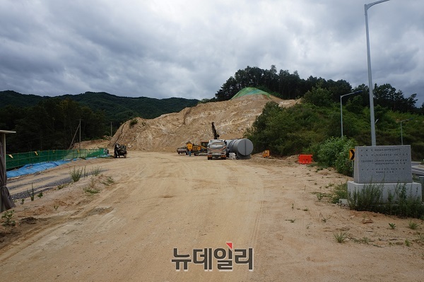 ▲ 제19호 태풍인 ‘솔릭’이 북상하면서 충북과 세종지역 초‧중‧고에 대해 휴교령이 내려지는 등 초비상 상태에 들어간 가운데 23일 충북 청주시 국도대체우회도로 공사 현장에서 산을 깎아 공사를 진행하고 있어 태풍으로 많은 비가 내릴 경우 산사태 위험이 높아 보인다.ⓒ김정원 기자