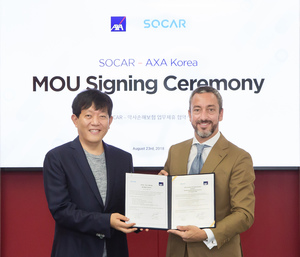 ▲ 23일 서울 용산구 소재 악사손해보험 본사에서 진행된 MOU체결식에서 악사손해보험 질 프로마조 대표이사(오른쪽)와 쏘카의 이재웅 대표이사가 기념 촬영을 하고 있다.ⓒ악사손해보험