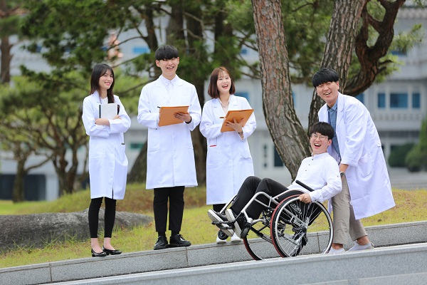 ▲ 중원대학교 작업치료학과 학생들이 실습을 하고 있다.ⓒ중원대학교