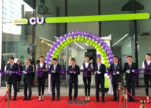 ▲ CU몽골 행사_BGF리테일 홍석조 회장(왼쪽에서 일곱번째), 프리미엄그룹 간호약 아딜비시 회장(왼쪽에서 번째) 및 내빈들이 테이프 컷팅식을 가졌다. ⓒBGF리테일