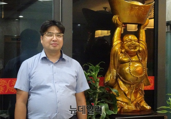 ▲ 청주에서 3대째 중국요리로 가업을 이어오고 있는 ‘경화대반점’ 이전명(李傳銘) 사장.ⓒ박근주 기자
