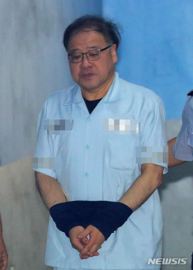 ▲ 안종범 전 청와대 정책조정수석이 24일 서울중앙지방법원에서 열린 국정농단 사건 항소심 선고 공판에 출석하고 있다.ⓒ뉴시스