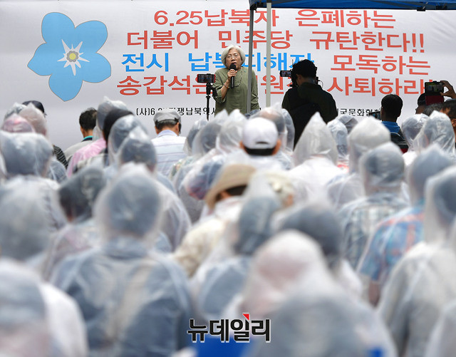 ▲ 24일 오전 서울 여의도 더불어민주당 당사 앞에서 열린 '10만 전시납북자 은폐하는 더불어민주당 범국민규탄대회'에서 이미일 6.25전쟁납북인사가족협의회장이 인사말을 전하고 있다.ⓒ뉴데일리 정상윤 기자