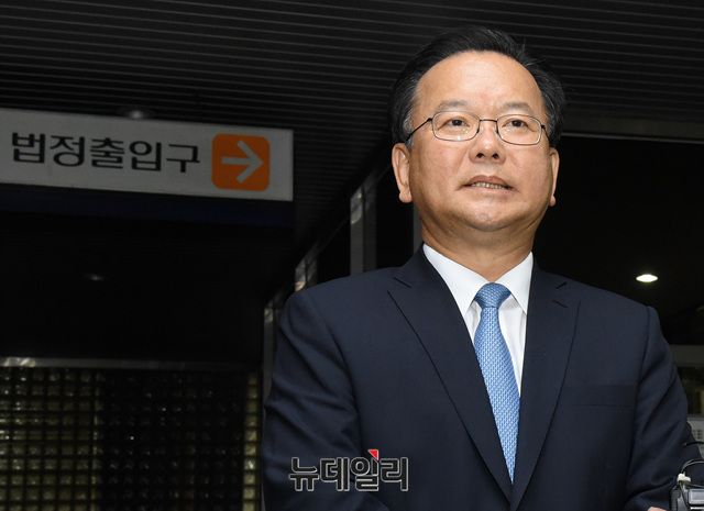 ▲ 김부겸 행정안전부 장관이 24일 서울고등법원에서 열린 긴급조치9호 위반 혐의 재심에서 무죄 판결을 받은 후 입장을 밝히고 있다.ⓒ뉴데일리 공준표 기자
