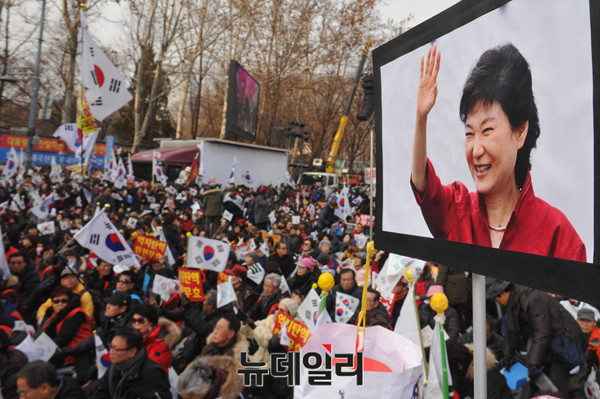 ▲ 대통령탄핵기각을 위한 국민총궐기 7차 집회가 지난 2016년 12월 31일 서울 중구 덕수궁 대한문 인근에서 ‘박근혜대통령 탄핵무효’를 주장하는 모습. ⓒ뉴데일리 DB