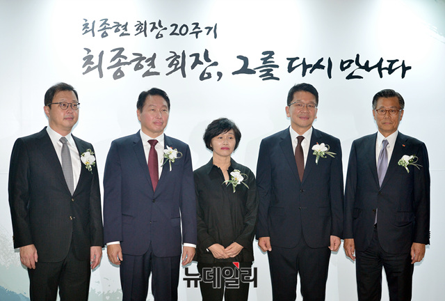 ▲ 최재원 SK 수석부회장(왼쪽부터)과 최태원 SK그룹 회장, 최기원 SK행복나눔재단 이사장, 최창원 SK디스커버리 부회장, 조대식 SK 수펙스추구협의회 의장이 24일 서울 광장동 워커힐호텔에서 열린 최종현 선대 회장 20주기 추모식에 참석해 기념사진을 찍고 있다. ⓒ공준표 기자