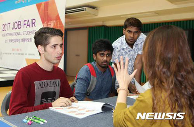 ▲ 2017년 9월 계명문화대가 주최한 외국인 유학생 취업박람회 모습. ⓒ뉴시스. 무단전재 및 재배포 금지.