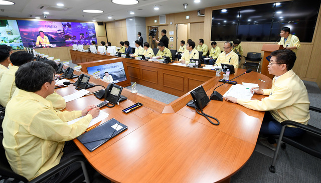 ▲ 이철우 지사는 24일 오전 도청 재난안전상황실에서 본부장 주재로 관련 실국장 및 시군 부단체장이 함께한 가운데 긴급 대책회의를 개최했다.ⓒ경북도