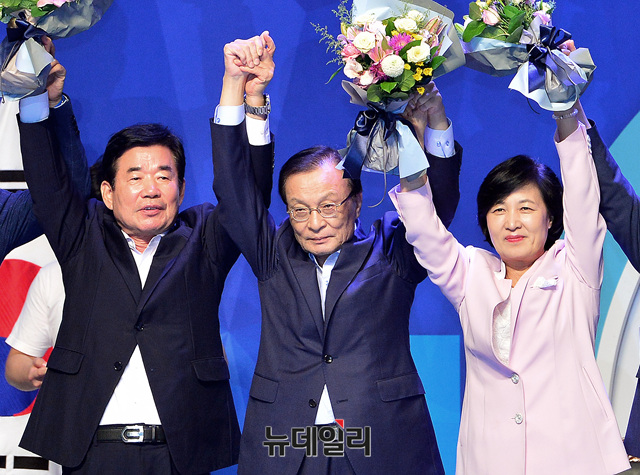 ▲ 더불어민주당 이해찬 신임 당대표와 김진표 의원(왼쪽), 추미애 전 대표(오른쪽). ⓒ뉴데일리 공준표 기자