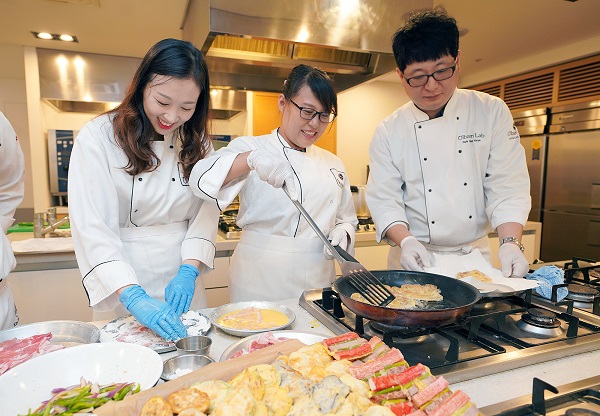 ▲ 신세계푸드가 25일 서울 성동구 성수동 신세계푸드 종합식품연구소 올반LAB에서 중국, 필리핀 등 다문화가정 주부와 가족 20여명을 초청해 명절음식 요리교실을 개최했다. ⓒ신세계푸드