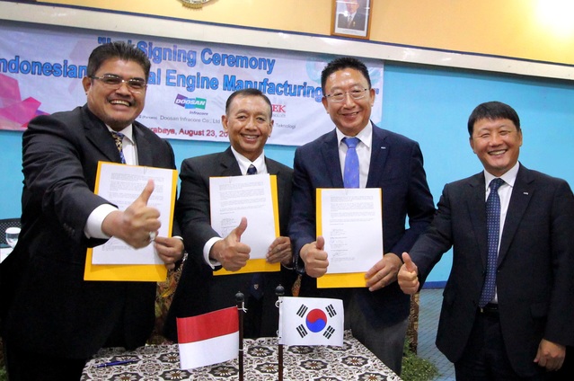 ▲ 두산인프라코어가 인도네시아 국영 엔진 생산업체 BBI 및 딜러사 Equitek 등과 ‘디젤 엔진 생산 협력 프로젝트’ LOI를 체결했다. (사진 왼쪽부터) BBI CEO 라만 사디킨, Equitek CEO 루디 셋요뿌르노모, 두산인프라코어 엔진BG장 유준호 부사장, 두산인프라코어 엔진BG 백형범 상무.ⓒ두산인프라코어