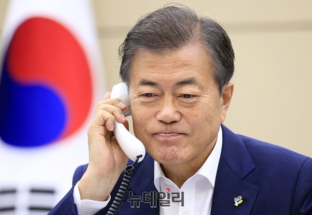 ▲ 문재인 대통령이 전화 통화하는 모습. ⓒ청와대