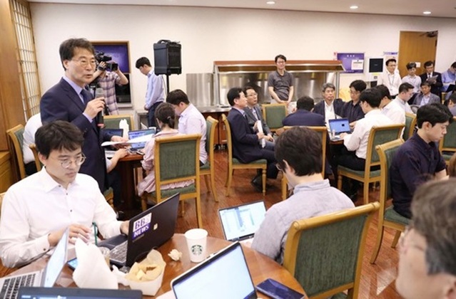 ▲ 장하성 대통령비서실장이 26일 춘추관에서 기자간담회를 진행하는 모습. ⓒ뉴시스