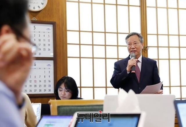 ▲ 반장식 전 대통령비서실 일자리수석비서관이 지난 5월 춘추관에서 기자간담회를 진행하는 모습. ⓒ청와대