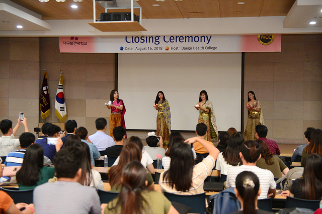 ▲ 구보건대에서 열린 글로벌리더양성 캠프 폐막식에서 외국 대학생들이 모국의 전통 춤 공연을 펼치고 있다.ⓒ대구보건대