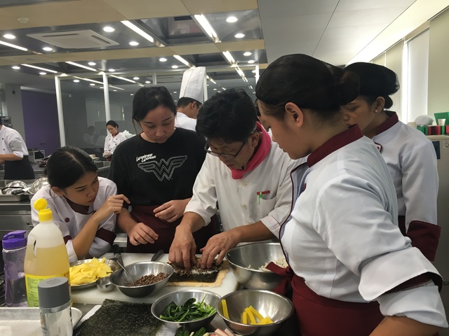 ▲ 필리핀·베트남 학생들이 대구보건대 실습실에서 K-푸드·K-웨딩 현장실습교육에 참여하고 있다.ⓒ대구보건대