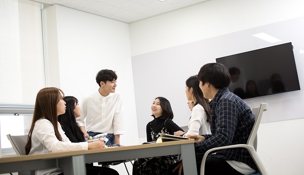 ▲ 대학에서 토론하고 있는 청주대 학생들.ⓒ청주대학교