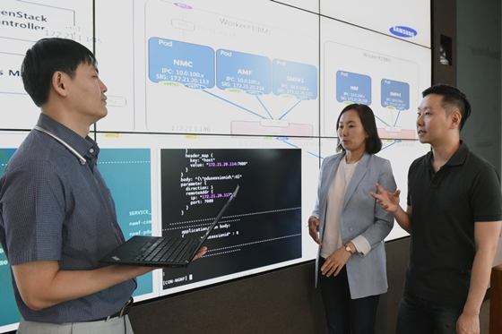 ▲ SK텔레콤과 삼성전자 연구원들이 '5G 전용 교환기' 기술 및 장비 성능을 시험해보고 있는 모습 ⓒ SKT