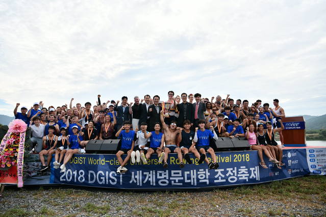 ▲ 12km 융합팀 수상 조정경기 후 학교별 참가 학생들과 내외빈객이 함께 기념촬영을 하고 있다.ⓒDGIST