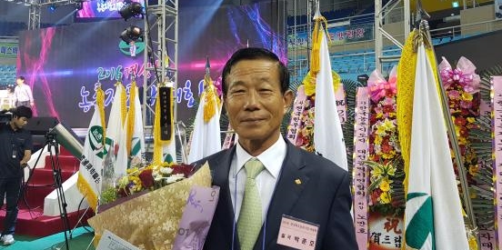 ▲ 박춘호(65)씨가 23일 구미 박정희체육관에서 열린 ‘2018년 경상북도 농촌지도자회 대회’에서 ‘경종분야 대상’을 수상했다.ⓒ칠곡군
