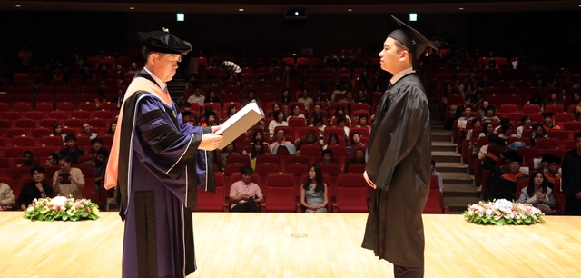 ▲ 화학공학전공 류지현(오른쪽) 학생이 이상철 총장으로 부터 ‘kit인재 인증 증명서’를 받고 있다.ⓒ금오공대