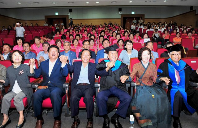 ▲ 삼국유사교육문화회관 공연장에서 열린 여성평생교육대학 수료식에서 참석자들이 행사를 지켜보고 즐거워하고 있다.ⓒ군위군