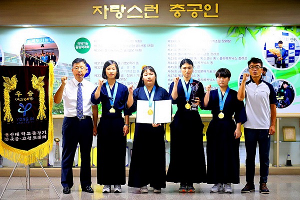 ▲ 충북공고 검도부가 제21회 용인대학교 총장기 전국 중고검도대회에서 여자부 단체전 우승을 차지했다.ⓒ충북도교육청