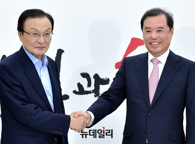 ▲ 더불어민주당 이해찬 신임 당대표가 27일 자유한국당 김병준 비상대책위원장을 예방, 악수를 하고 있다. ⓒ뉴데일리 공준표 기자