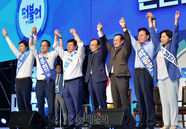 ▲ 이해찬 더불어민주당 신임 대표와 홍영표 원내대표, 신임 최고위원들이 25일 오후 서울 송파구 올림픽공원 체조경기장에서 열린 '더불어민주당 제3차 전당대회'에 참석해 만세를 하고 있다.ⓒ공준표 기자