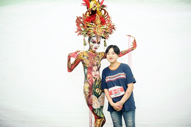 ▲ 25~26일 열린 대구국제바디페인팅페스티벌에서 특별상을 받은 경북과학대 화장품뷰티과 최혜정 학생이 자신의 모델과 기념사진을 찍고 있다.ⓒ경북과학대