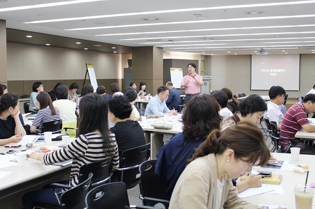 ▲ 대구과학대 LINC+사업단에서 24일 진행한 ‘취업 연계 PBL 교수법 연수’에서 LINC+사업 참여 교수 및 협약 산업체 관련 인사들이 특강을 듣고 있다.ⓒ대구과학대