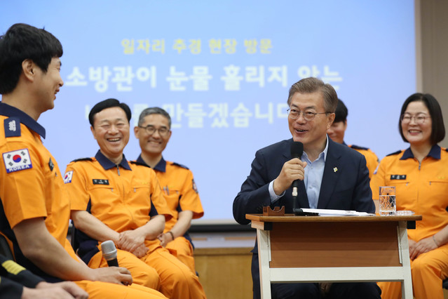 ▲ 문재인 대통령이 지난해 6월 일자리 추가경정예산을 편성하면서 용산소방서를 현장 방문했다. ⓒ 청와대