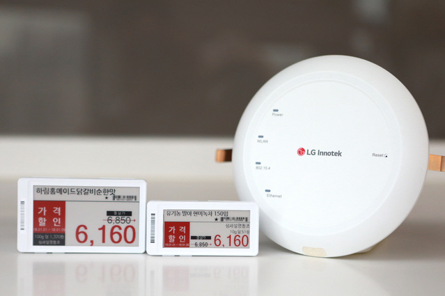 ▲ 리모콘 통합형 ESL(좌)과 IoT무선중계기(우) ⓒLG이노텍