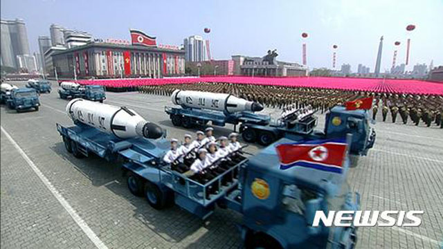 ▲ 2017년 4월 15일 김일성 생일 열병식 때 등장한 '북극성' 탄도미사일. ⓒ뉴시스. 무단전재 및 재배포 금지.