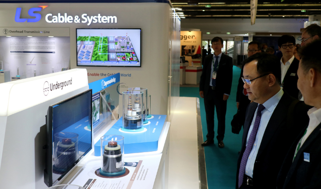 ▲ 명노현 LS전선 대표(우측 두번째)가 프랑스 CIGRE 전시회에서 제품에 대한 설명을 듣고 있다 ⓒ LS전선