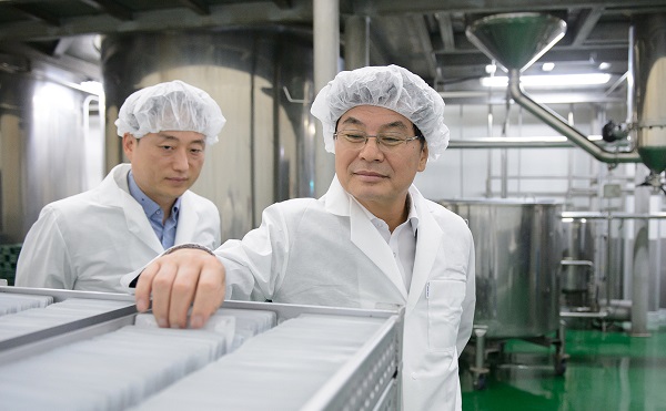 ▲ 이춘희 세종시장이 27일 전의 일반산업단지에 입주한 기업을 방문, 시설을 참관하고 있다.ⓒ세종시