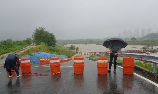 ▲ 28일 오전 7시 50분쯤 세종시 금남면 도암교(용수천)가 침수돼 차량이 전면 통제되고 있다.ⓒ세종시