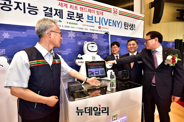 ▲ 세븐일레븐은 28일 오전 서울 잠실 롯데월드타워 31층에서 기자간담회를 열고 로봇 ‘브니’를 최초로 선보였다. ‘브니’는 세븐일레븐의 세 번째 디지털 혁명 프로젝트다. 더 나은 고객 서비스와 점포 업무 효율 증진을 도모하기 위해 탄생 됐다.ⓒ정상윤 기자