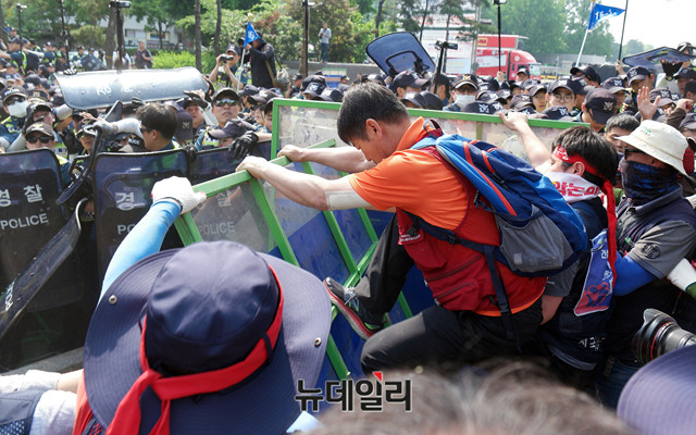 ▲ 전국민주노동조합총연맹(민주노총) 조합원들이 5월 28일 오후 서울 여의도 국회 앞에서 총파업대회를 열고, 국회로 진입하기 위해 경찰과 충돌하고 있다. ⓒ뉴데일리 이기륭 기자