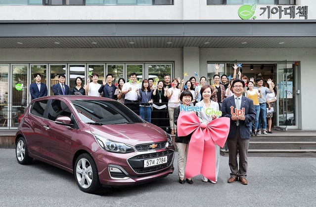▲ 한국지엠재단은 오늘 28일 기아대책 및 한국사회적 기업진흥원과 공동 업무 협약을 맺고 사회적 기업을 위해 차량을 지원하기로 했다. 사진은 왼쪽부터 한국사회적기업진흥원 김인선 원장, 한국지엠 한마음재단 황지나 사무총장, 기아대책 유원식 회장.ⓒ한국지엠