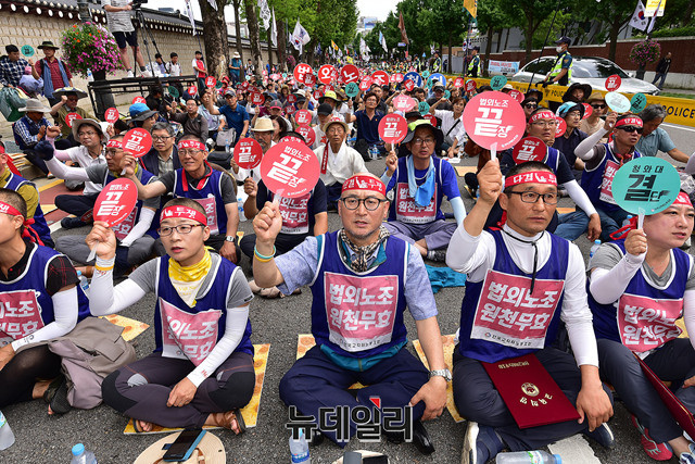 ▲ 전국교직원노동조합은 지난 6일 서울 종로구 청와대 사랑채 앞에서 법외노조 통보 직권취소 및 노동 3권 보장을 요구하는 반(反)정부 연가·조퇴 투쟁을 벌였다. ⓒ뉴데일리 정상윤